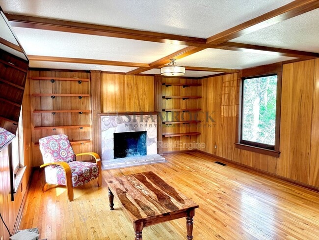 Building Photo - 2400 Lindsey Hollow Rd