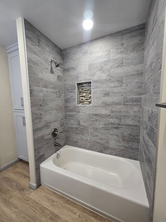 Building Photo - Spacious 3/2/2 Home with Modern Finishes a...