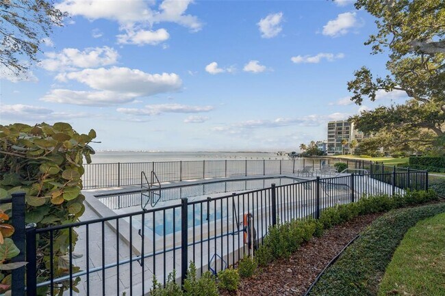 Building Photo - 5010 Bayshore Blvd