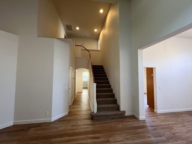 Building Photo - 5 bedroom home located in Sylvan School District!