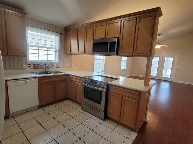 Building Photo - MODERN 3/2 w/ Garage, Spa Tub, Wood Floors...