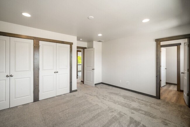 Building Photo - Gorgeous 3 Bedroom condos with double stal...