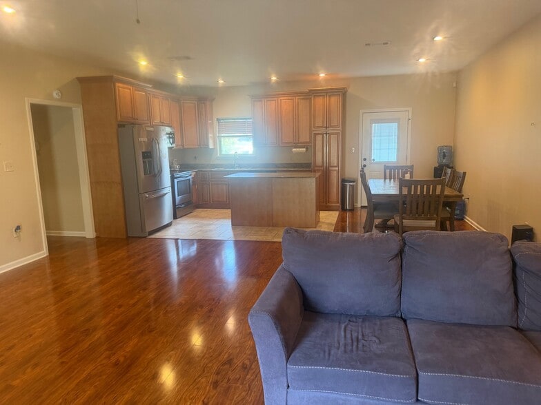 Building Photo - 1210 Willow Cir