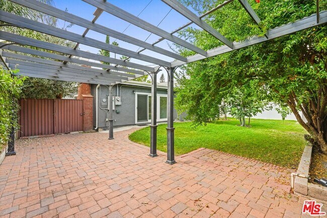 Building Photo - 6660 Balcom Ave