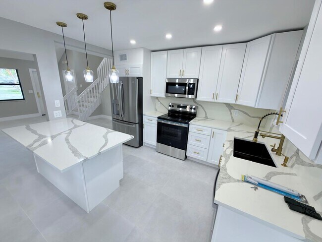 Building Photo - 46 Tara Lakes Dr E