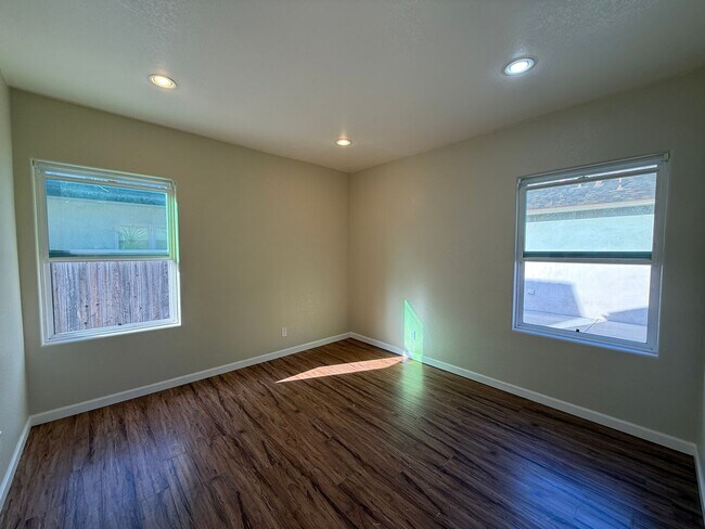 Building Photo - 2007 Poli St