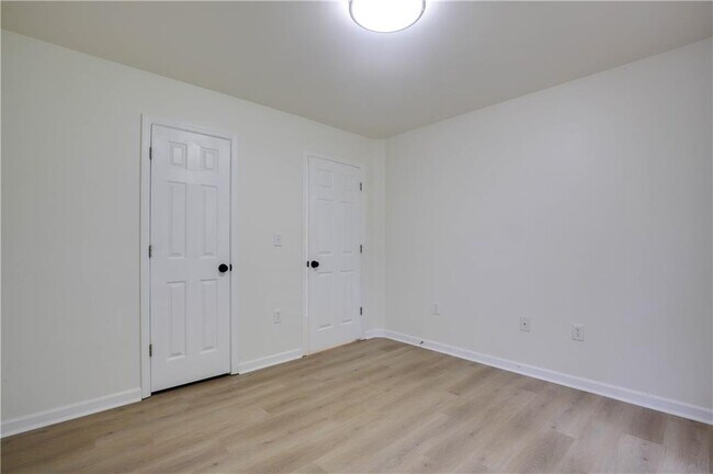 Building Photo - 721 Whitehead Rd