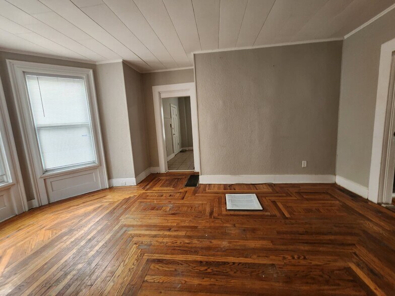 Building Photo - 74 William St