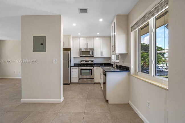 Building Photo - 930 SW 24th Ct