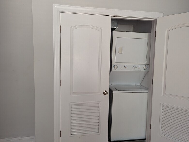 Building Photo - 3808 N Marshfield Ave