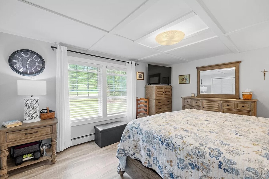 upstairs master BR, (unfurnished) - 8 Edgewood Ter
