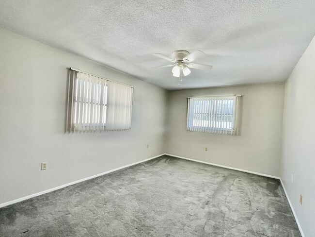 Building Photo - 1943 Sky Dr