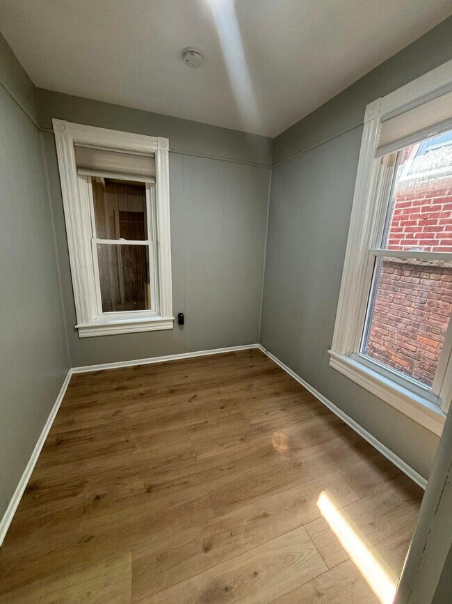 Building Photo - 306 3rd St