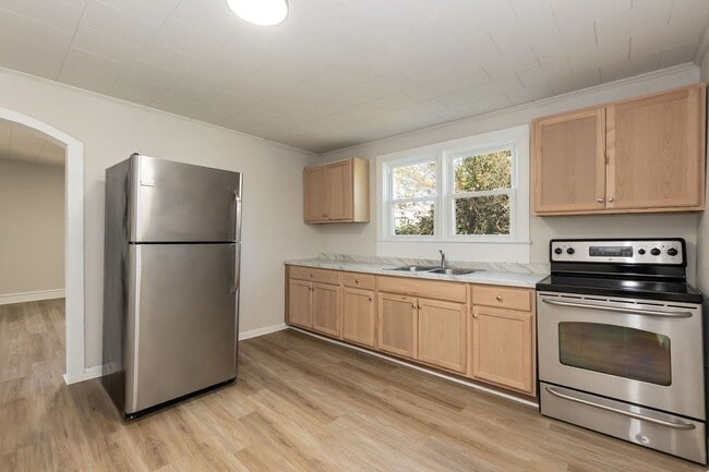 Building Photo - Renovated Two bedroom Home!