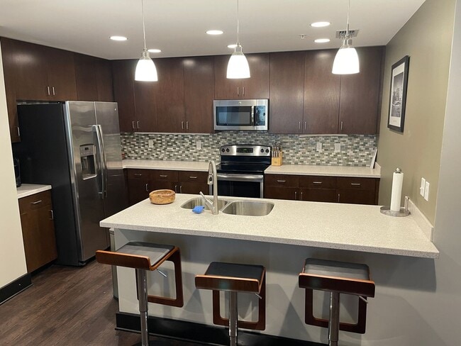 Building Photo - Beautiful Downtown Condo!