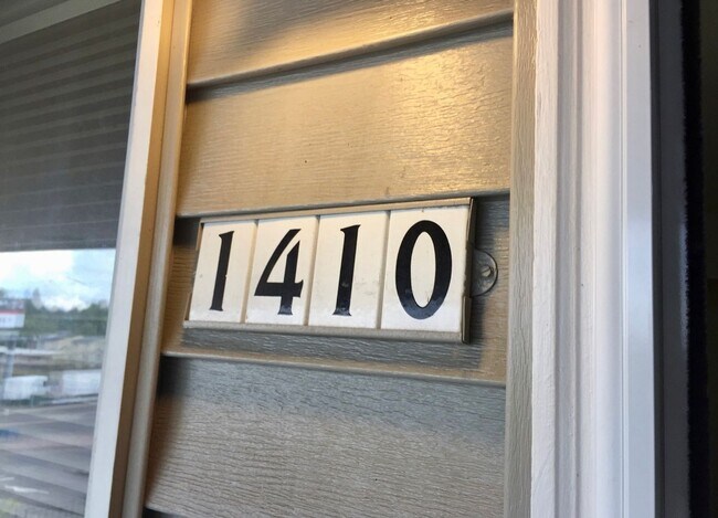 Building Photo - Montavilla 2 Bedroom Top Floor Unit- Great...