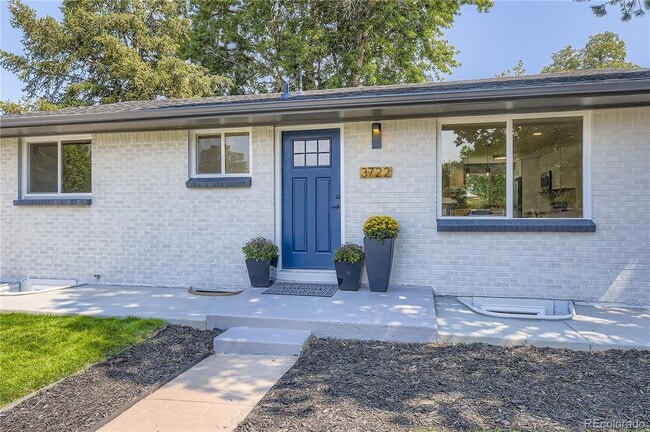 Building Photo - Newly Renovated 3 bed, 1 bath in Englewood (Top Unit)