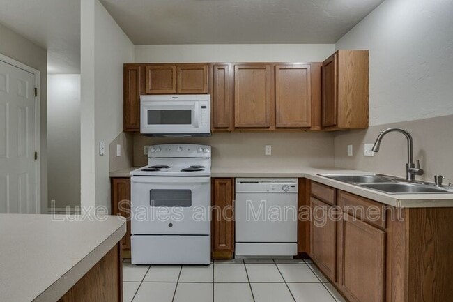 Building Photo - 1736 W Palm Pl