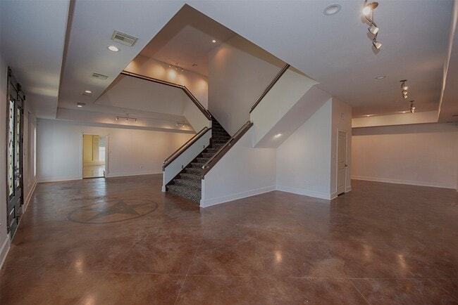 Building Photo - 2293 E Bayshore Dr