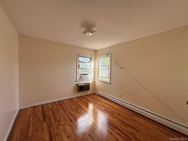 Building Photo - 1585 E 53rd St