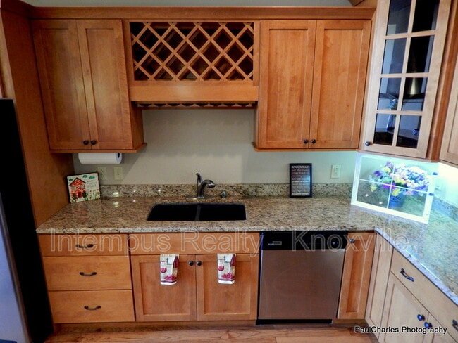 Building Photo - 402 S Gay St