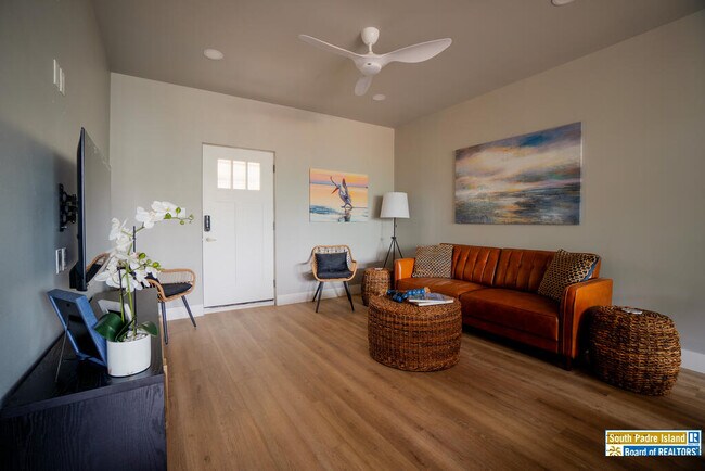 Building Photo - 111 W Sunny Isle Dr
