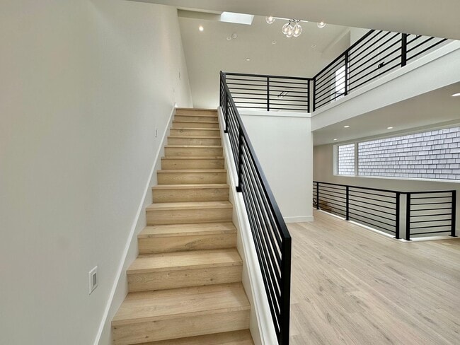 Building Photo - Stunning Queen Anne Home - Incredible Views! Available 10/1/2026!