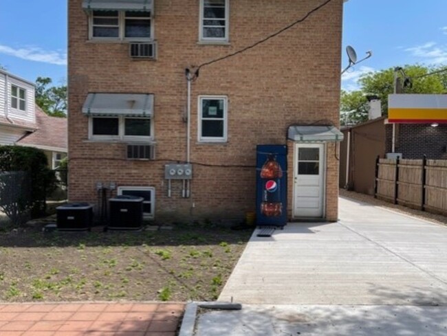 Building Photo - 4570 N Narragansett Ave