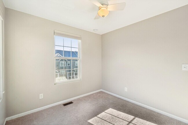 Building Photo - 202 N Sydney Ct