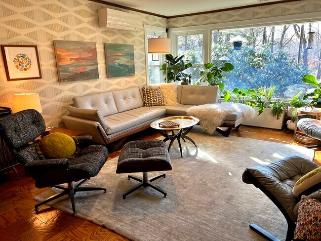 Living room with large windows - 7 Gleason St