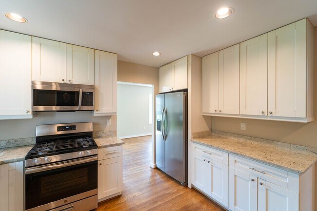 Building Photo - 5 BD 3 BA Oxon Hill, MD home is ideal for ...