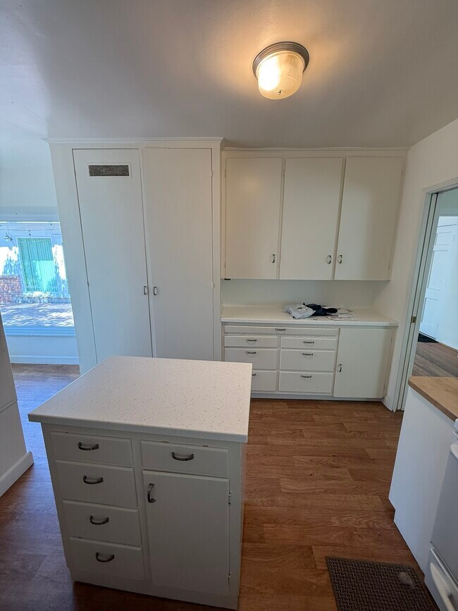 Building Photo - 810 Martin St