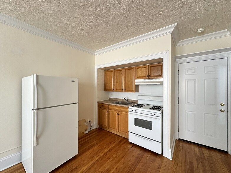 Building Photo - 2737 N Spaulding Ave