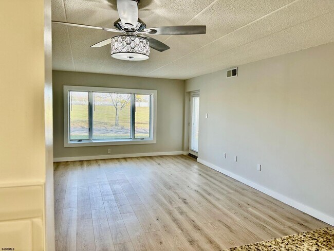 Building Photo - 1108 Dolphin Ave