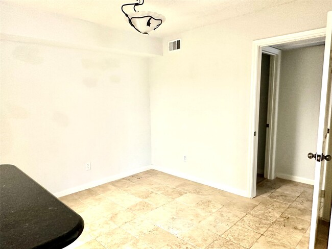 Building Photo - 1311 Antoine Dr