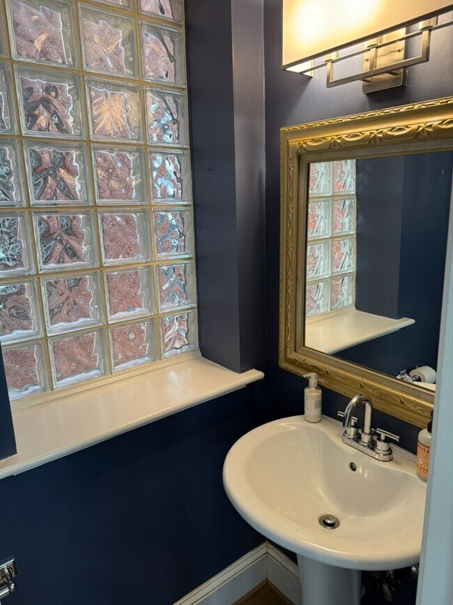 Building Photo - 661 Morris Pl NE