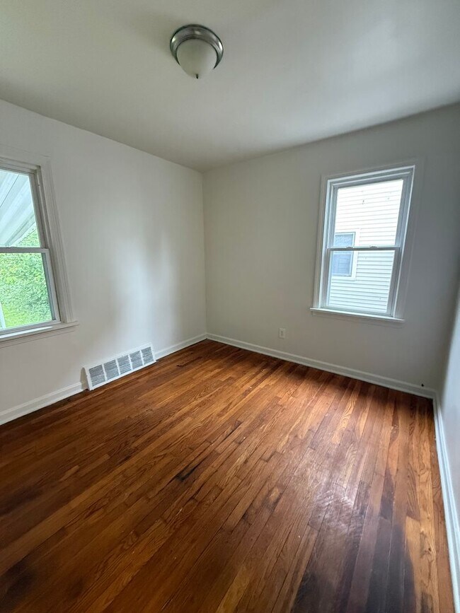 Building Photo - 3bd Single Euclid Cash Pay/Section 8