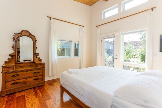 Building Photo - Furnished 2 Bed 2 Bath on Bend's Westside