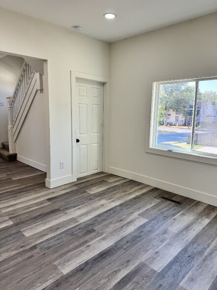 Building Photo - 509 N Elm St