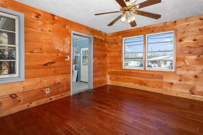 Building Photo - 4624 Hickory Ln