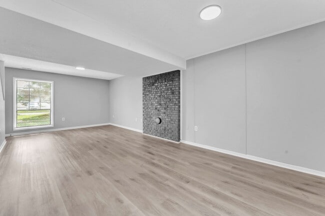 Building Photo - *NEWLY RENOVATED* 2 Bedroom Townhouse in D...