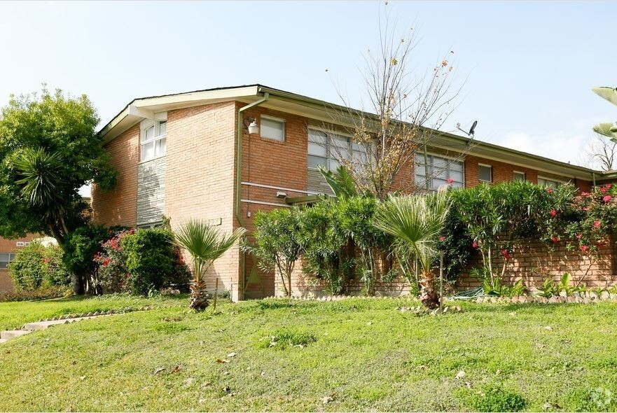 building - 3834 Glen Arbor Dr