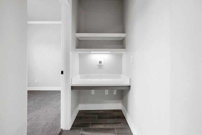 Building Photo - No Deposit! Modern 1/1 in Downtown!