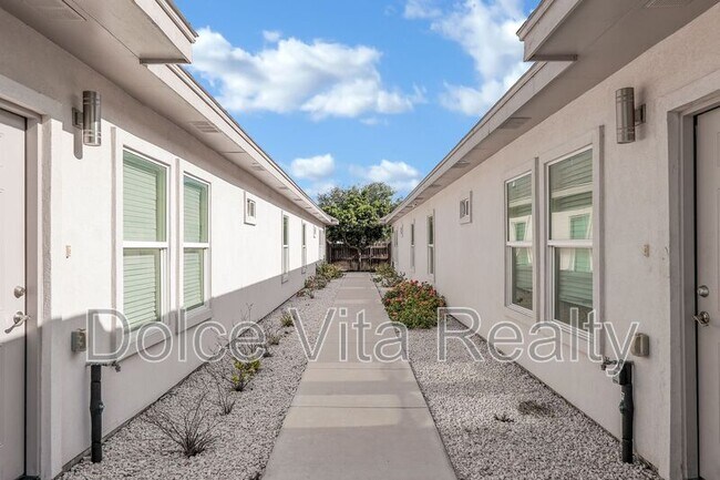 Building Photo - 1012 E la Cantera Ave