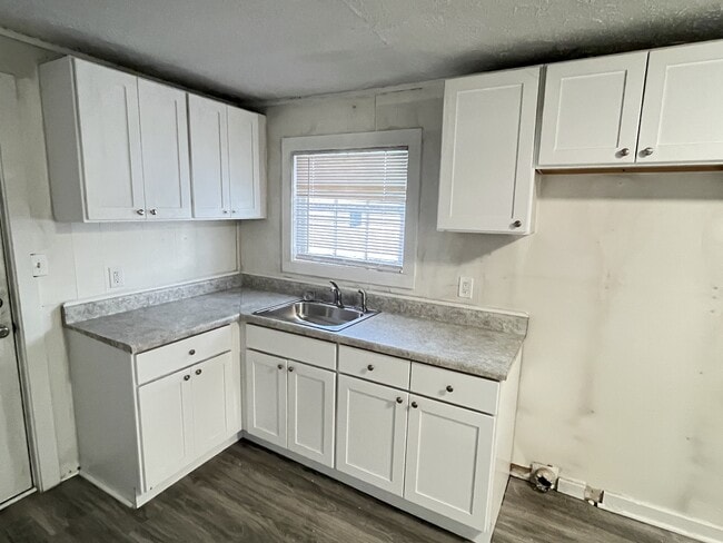 Building Photo - 913 Camp St