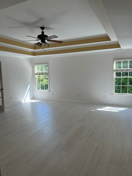 Master bedroom - 440 Wembley Cir