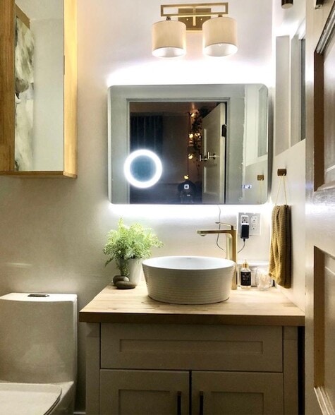 Ma Br Powder Room - 2659 Newell St