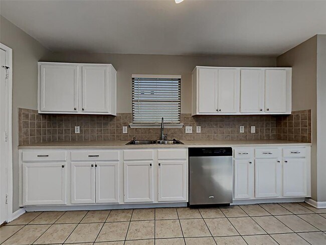 Building Photo - 8110 Stagewood Dr