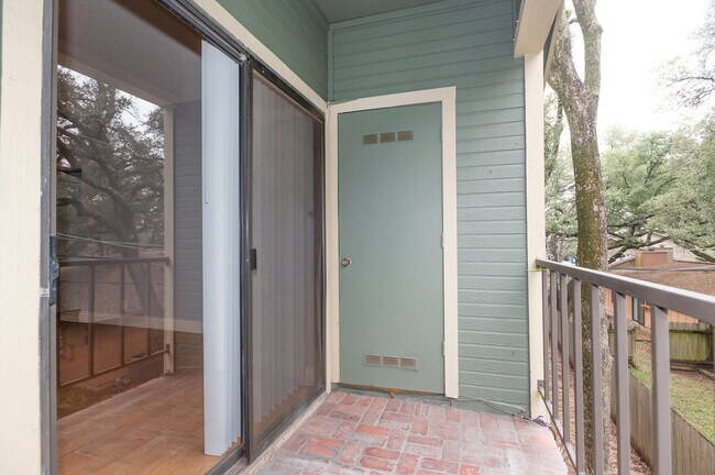 Building Photo - Second Floor, Corner Condo Unit - Move In Ready!