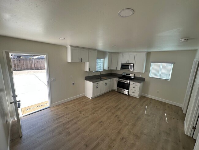 Building Photo - Newly Built Modern 1 Bed / 1 Bath Unit for...